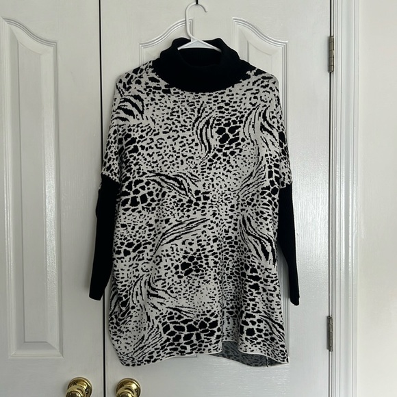 NWT Tint & Shadow Womens S/M Animal Print Sweater - Picture 1 of 6